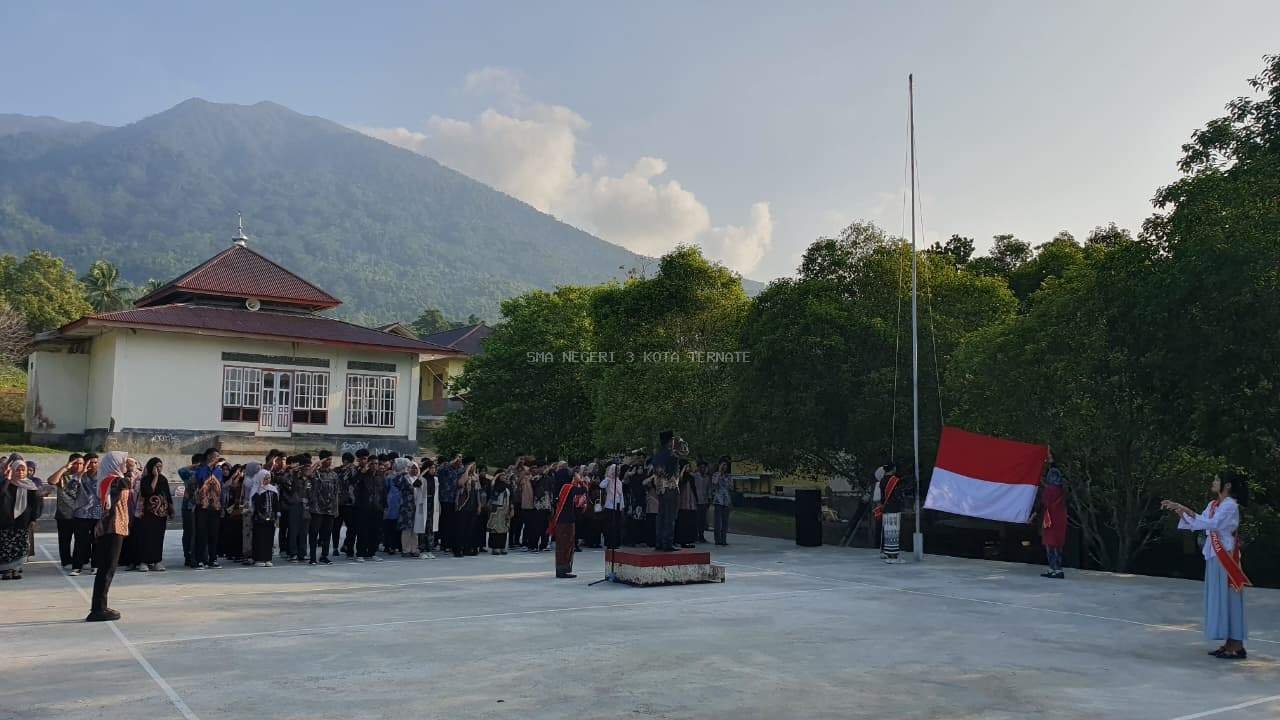 Upacara Bendera Peringatan Hari Kartini di SMA Negeri 3 Kota Ternate Berlangsung Khidmat